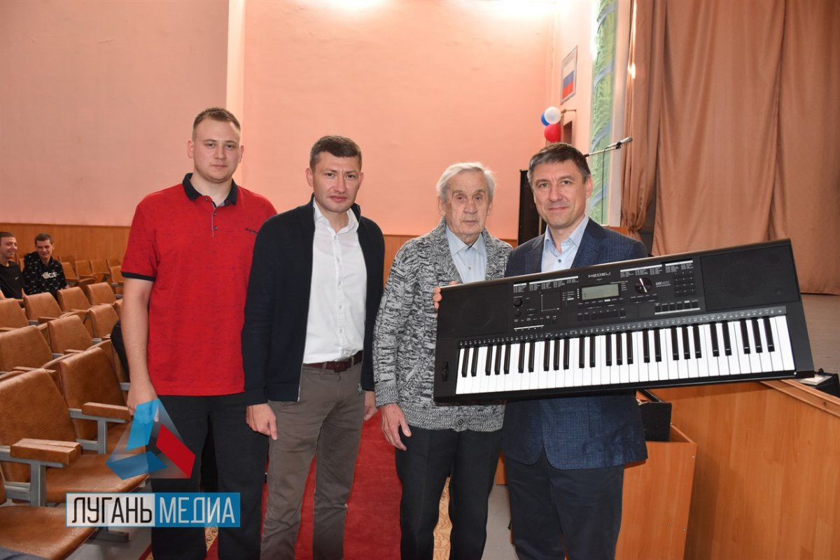 Оркестр стахановского техникума получил синтезатор от Республики Татарстан