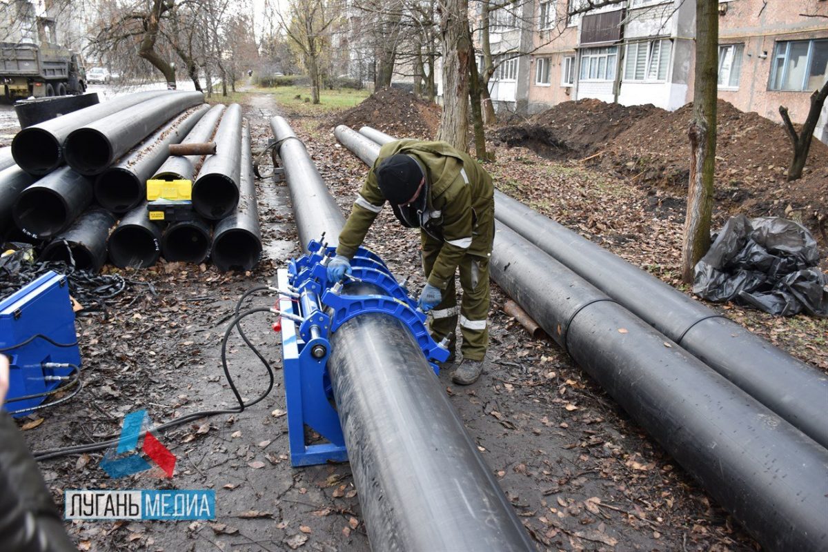 В Красном Луче продолжаются работы по замене канализационного коллектора