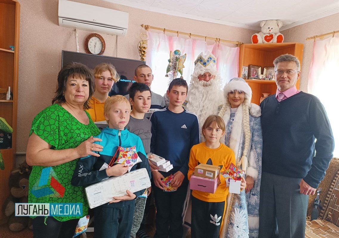 Василий Леонов совместно Александром Рыбалка поздравили с наступающим Новым годом детские дома семейного типа в…