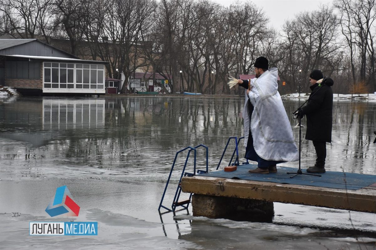 Крещенские купания прошли в Брянке на озере «Сенатка».