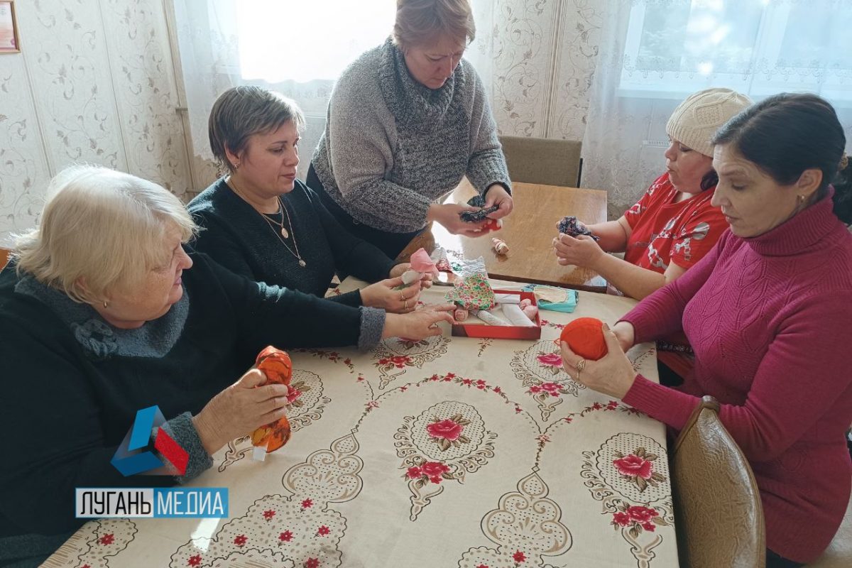 В кировском «Дворце волшебниц» прошел мастер-класс по изготовлению тряпичной куклы «Столбушка»