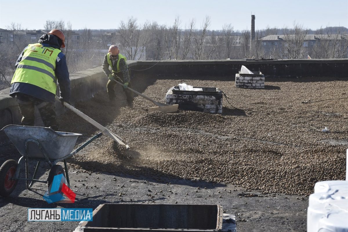 Специалисты из Сибири ремонтируют кровлю Свердловской центральной городской многопрофильной больницы