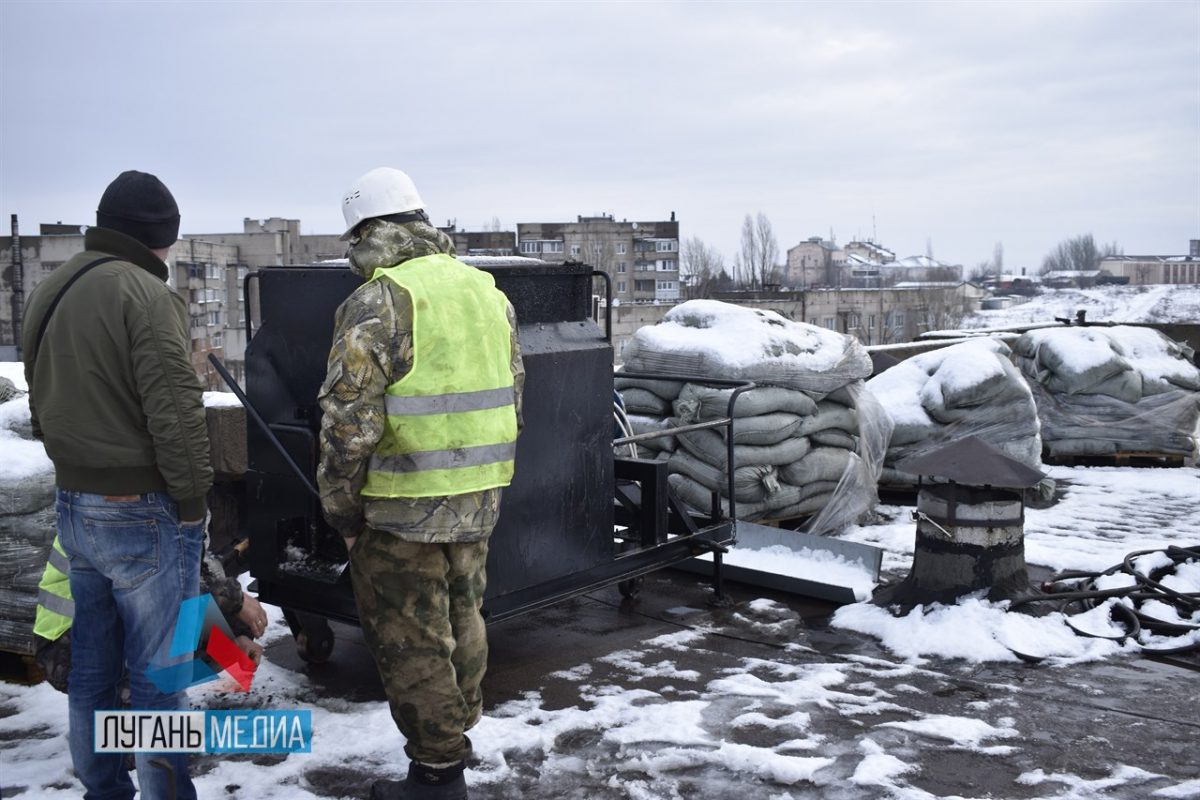 В Брянке продолжается капремонт кровель в рамках восстановительных работ, которые проводят подрядные организации Брянской области