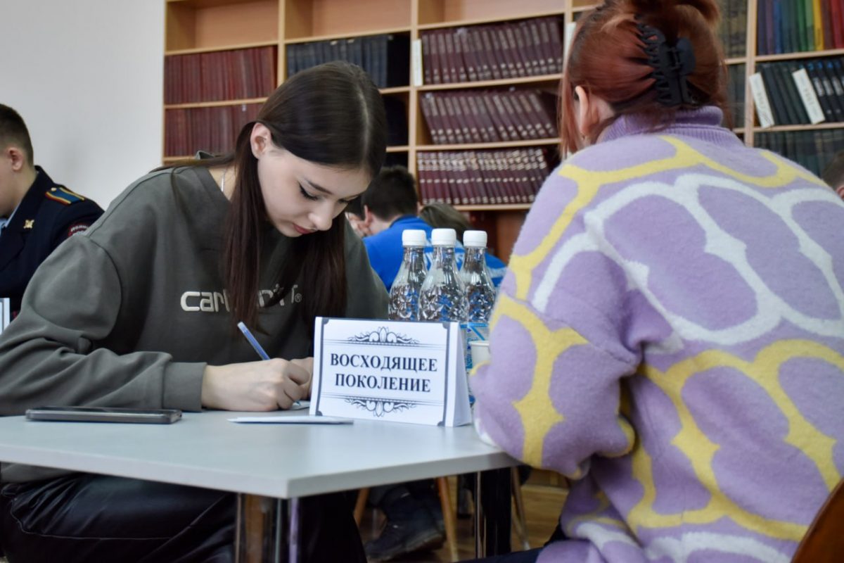 В Луганской библиотеке имени Максима Горького состоялась интеллектуальная игра знатоков православной культуры «СРЕТЕНСКИЕ ВСТРЕЧИ. Студенческая…