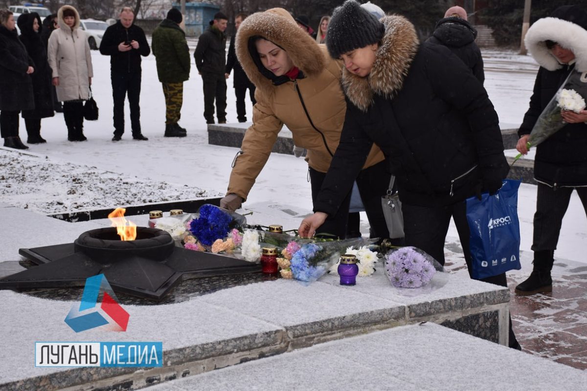 В Первомайске состоялась церемония возложения цветов и лампадок к подножью Братской могилы воинам – освободителям