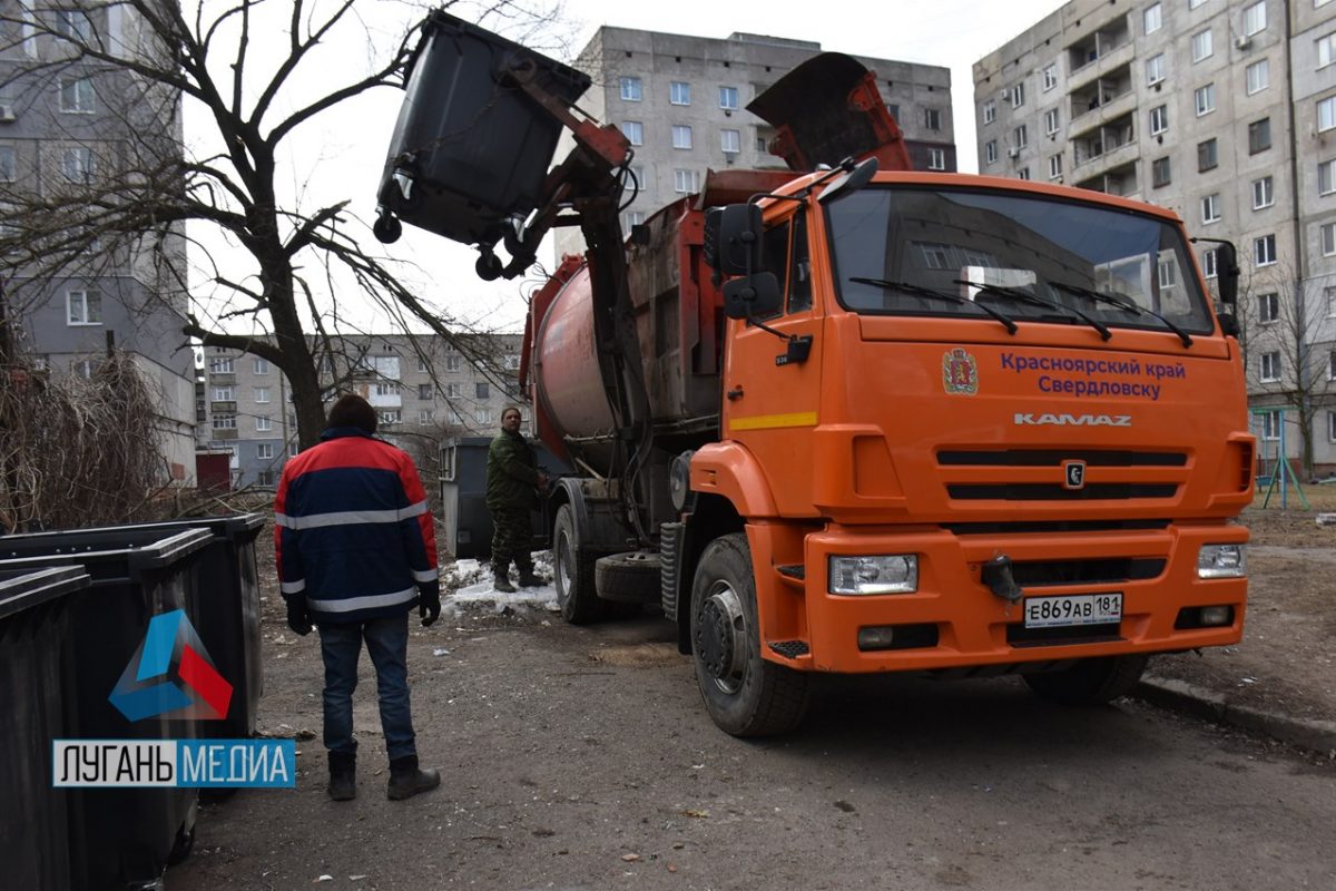 Заместитель главы Свердловского муниципального округа Игорь Ковальчук и директор МУП «Экосервис» Александр Киричек «ВД» проинспектировал…