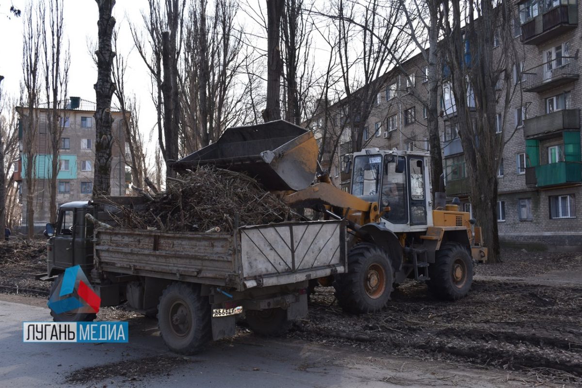 В Красном Луче проводят работы по благоустройству