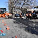 Специалисты подрядной организации ЛНР приступили к завершающему этапу укладки асфальтобетонного покрытия в Кировске