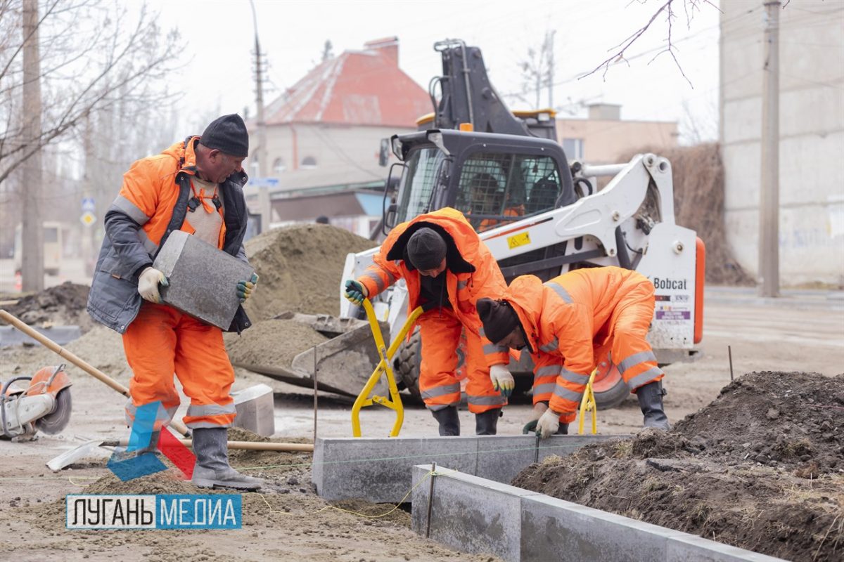 Московские специалисты проводят реконструкцию улицы Кирова в Луганске