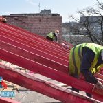 Красноярские специалисты восстанавливают кровлю многоэтажки в центре Свердловска
