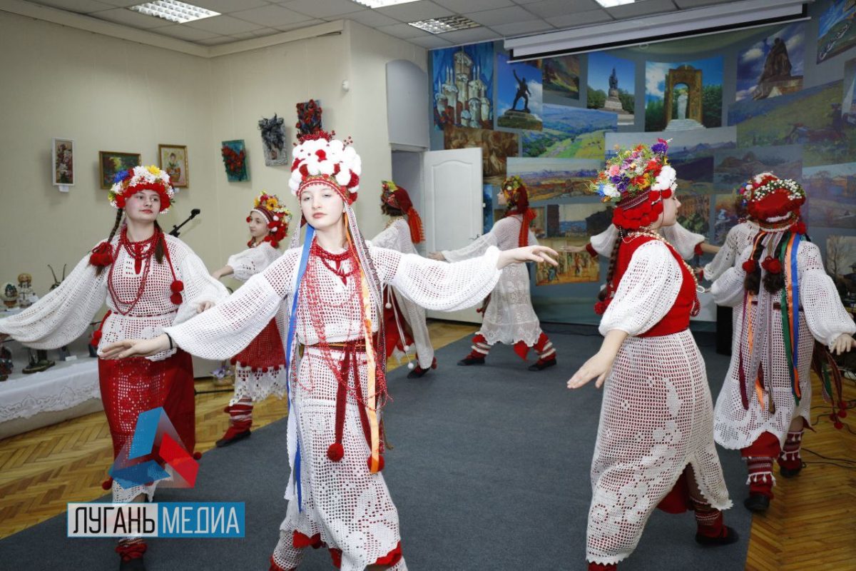 В Луганске открылась выставка декоративно-прикладного и изобразительного искусства