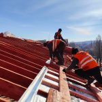 Специалисты подрядных организаций региона-шефа Калужской области проводят капитальный ремонт поврежденных обстрелами ВФУ скатных крыш…