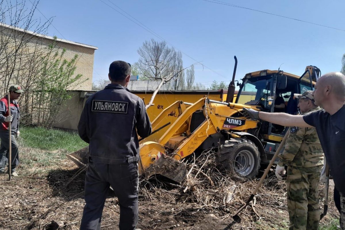 Ульяновцы участвуют в акции “Чистая Республика” в Лутугинском районе ЛНР 