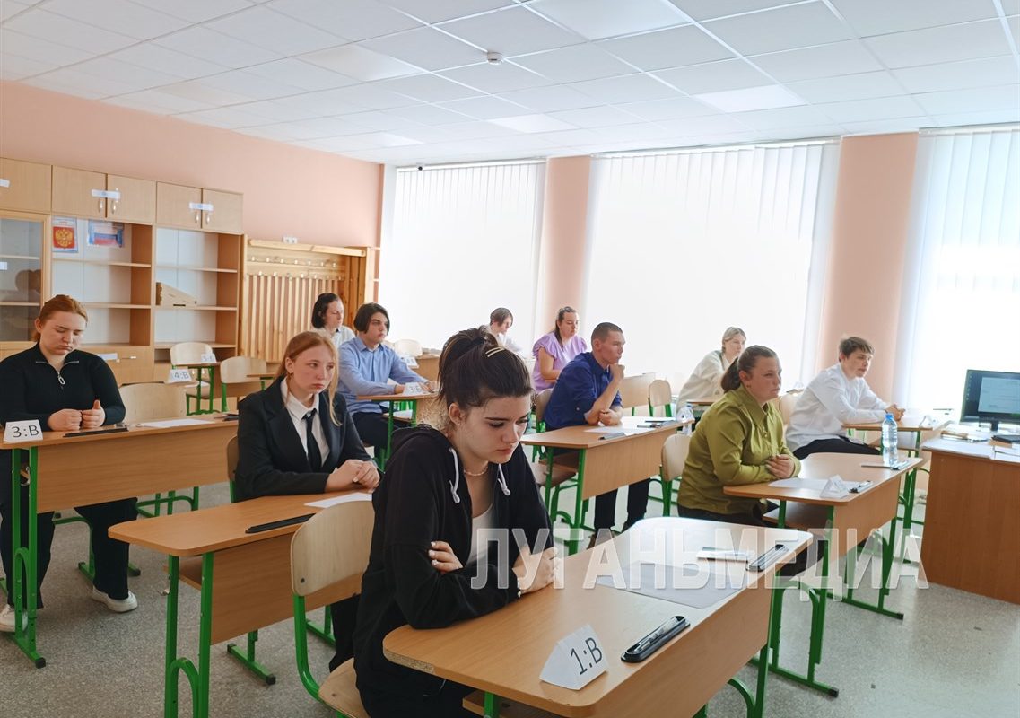 Сегодня выпускники Станично-Луганского МО сдают свой первый тестовый ЕГЭ по русскому языку