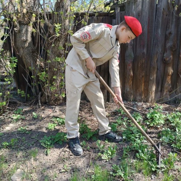 Юнармейцы и волонтерский отряд УВК №14 оказали помощь в уборке ветерану педагогического труда 