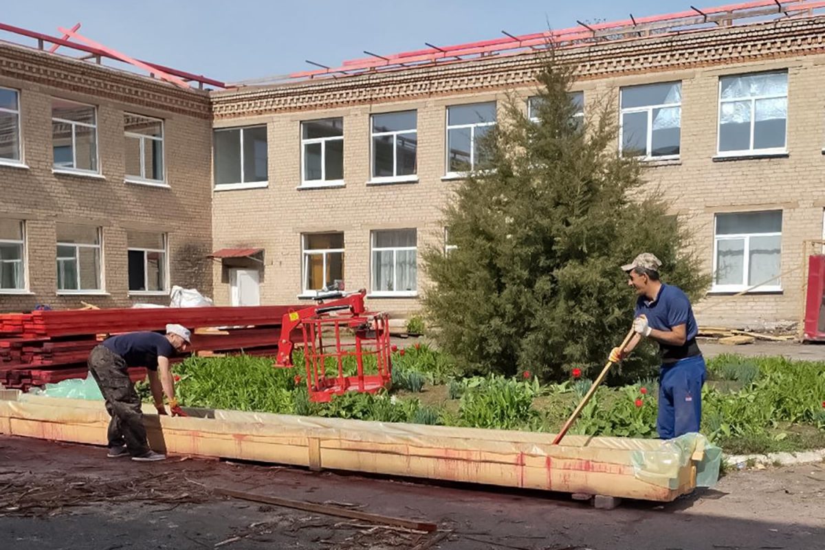 Специалисты региона-шефа проводят ремонт еще одной школы в Антрацитовском МО