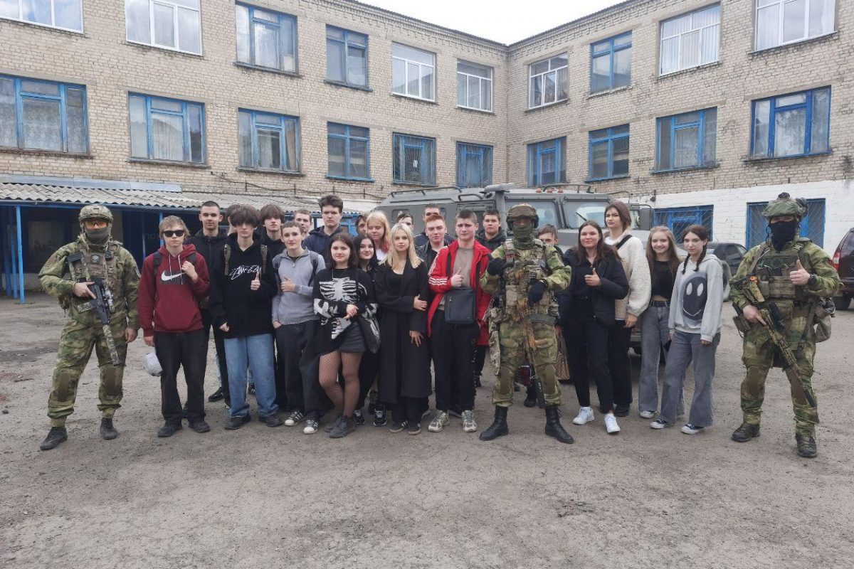 Сотрудники Росгвардии провели «Урок мужества» в Ровеньковском колледже 