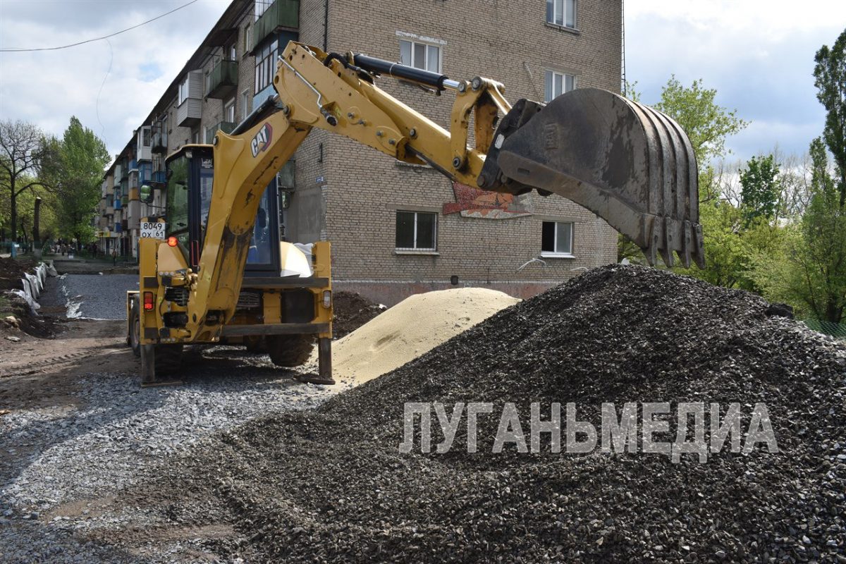 В Стаханове регион-шеф ремонтирует помещение под МФЦ