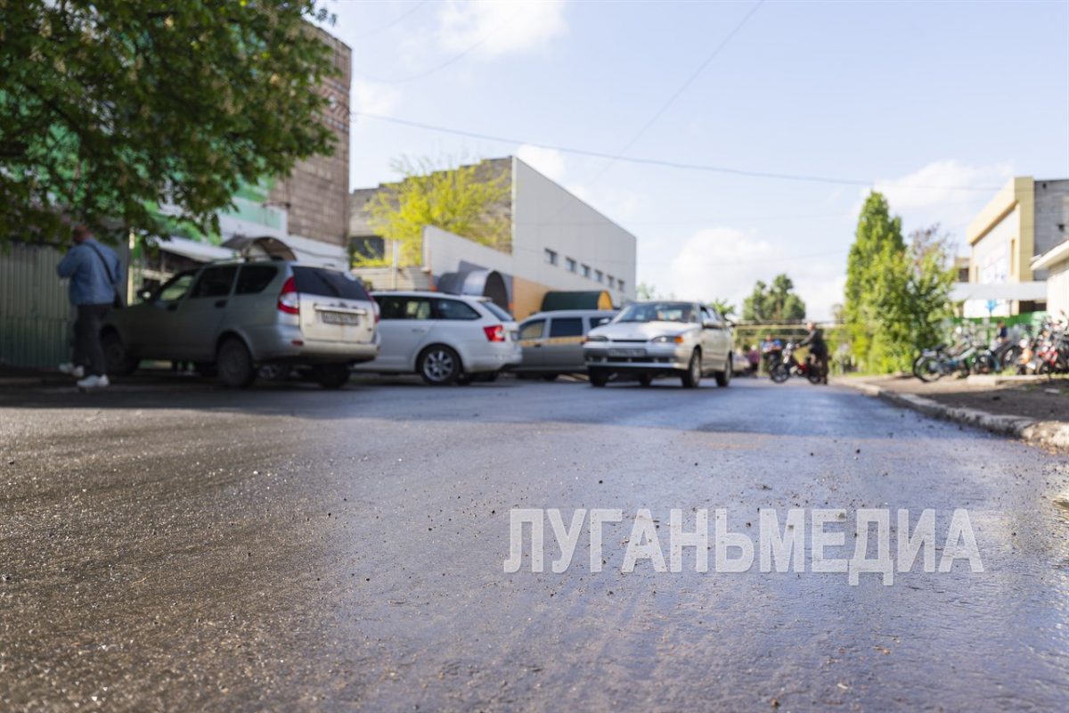 Специалисты из Волгоградской области ремонтируют дороги в подшефном Станично -Луганском МО