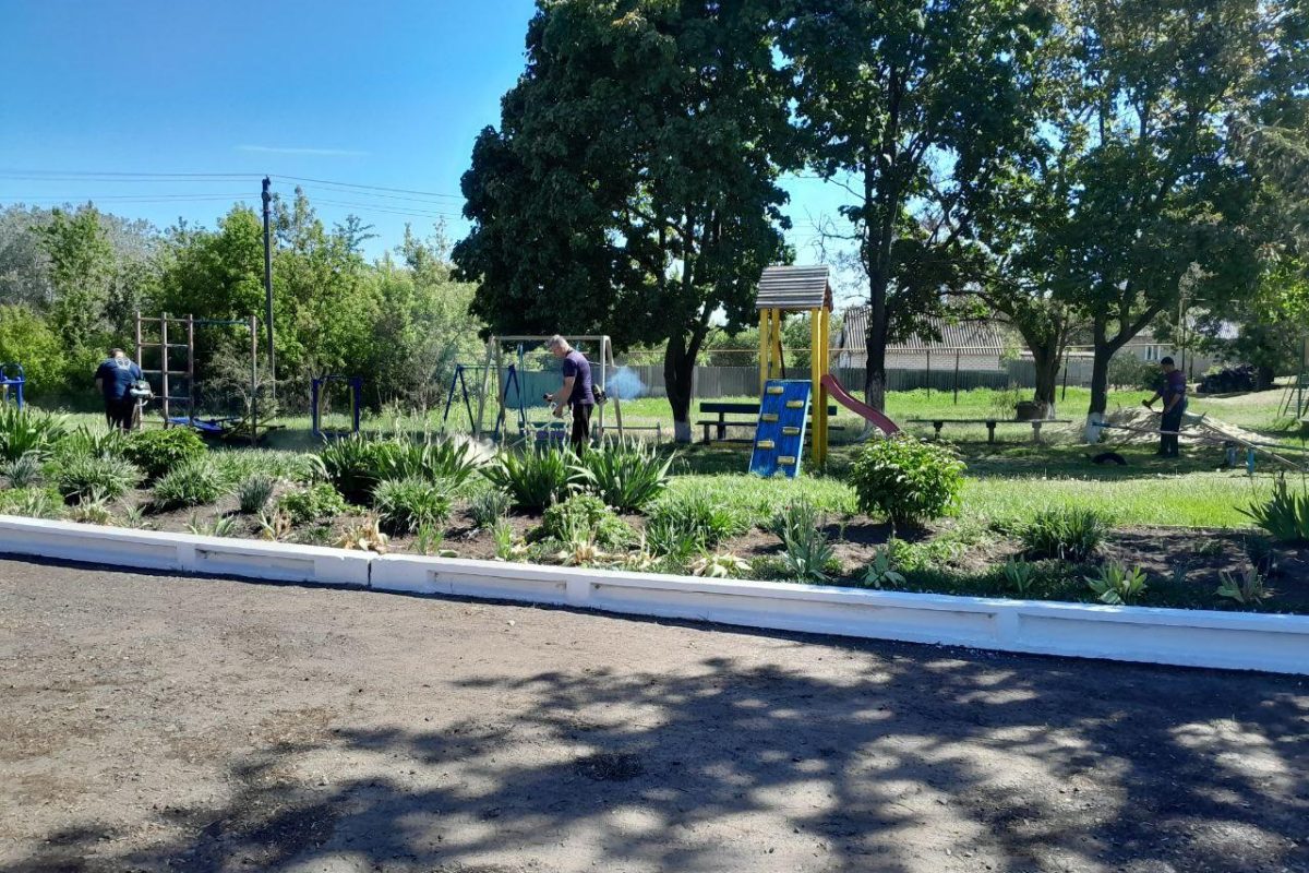 В селе Шапаровка Белокуракинского муниципального округа состоялось благоустройство детской площадки 