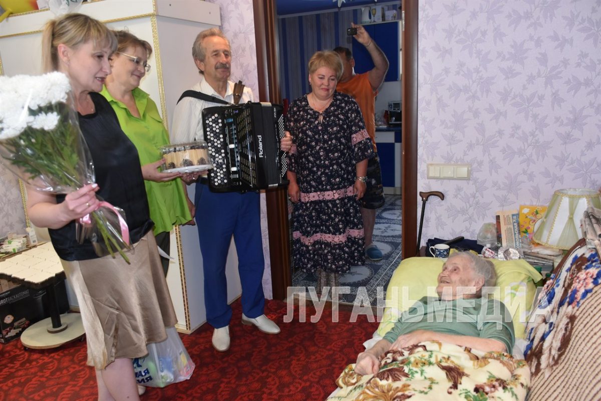 В Новопсковском муниципальном округе продолжается чествование людей почтенного возраста с юбилеями