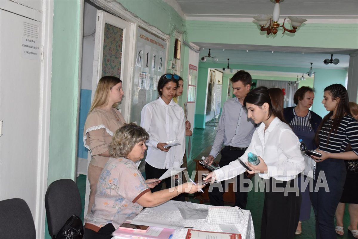 11-классники краснолучских школ сегодня сдают ЕГЭ