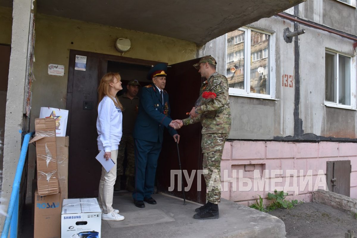 Дарья Лантратова поздравила ветерана ВОВ Василия Тимченко