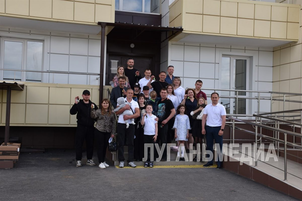 Глава городского округа муниципальное образование городской округ город Алчевск Альберт Апшев вручил ключи и документы…