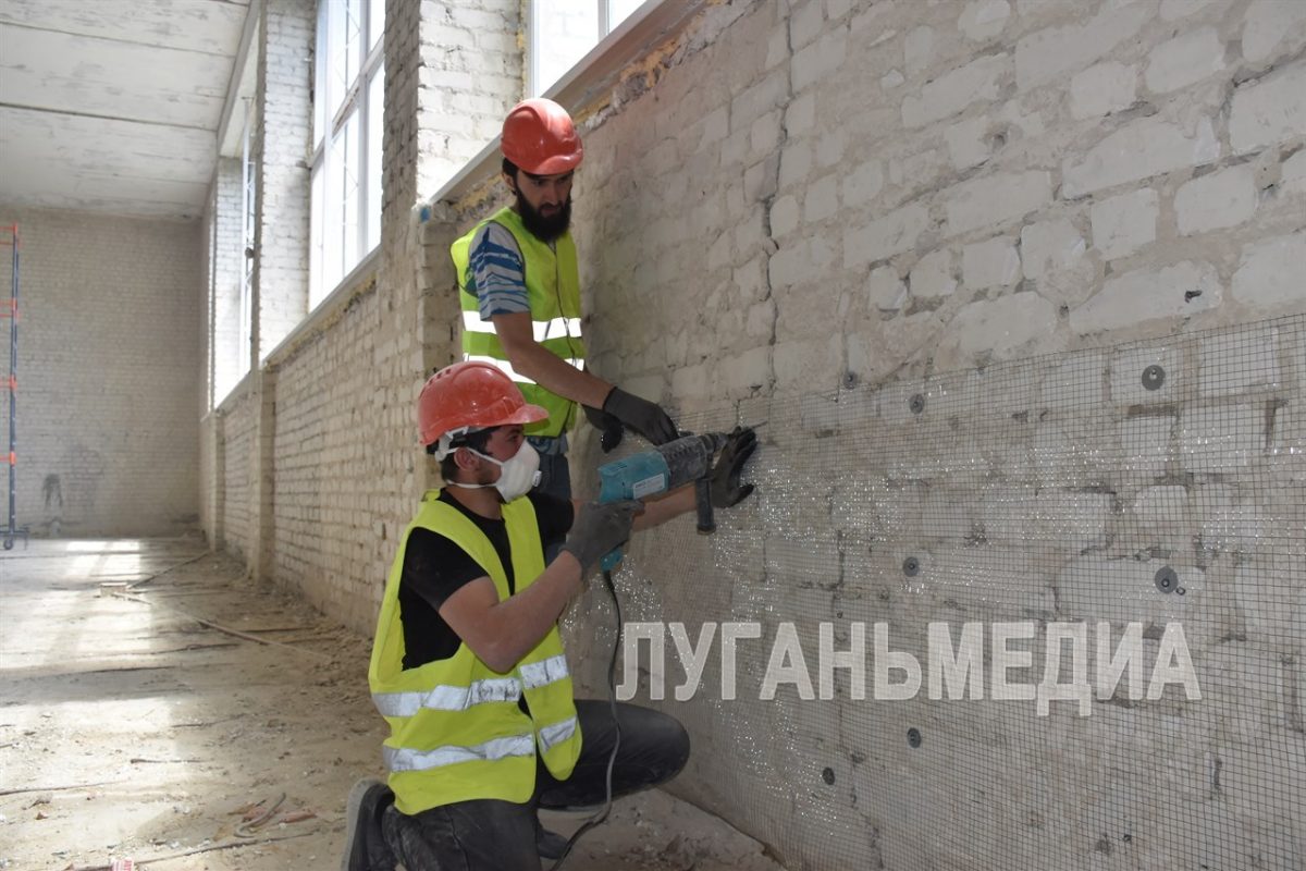 В 2-х спортзалах Кировской средней школы №2 продолжаются ремонтные работы