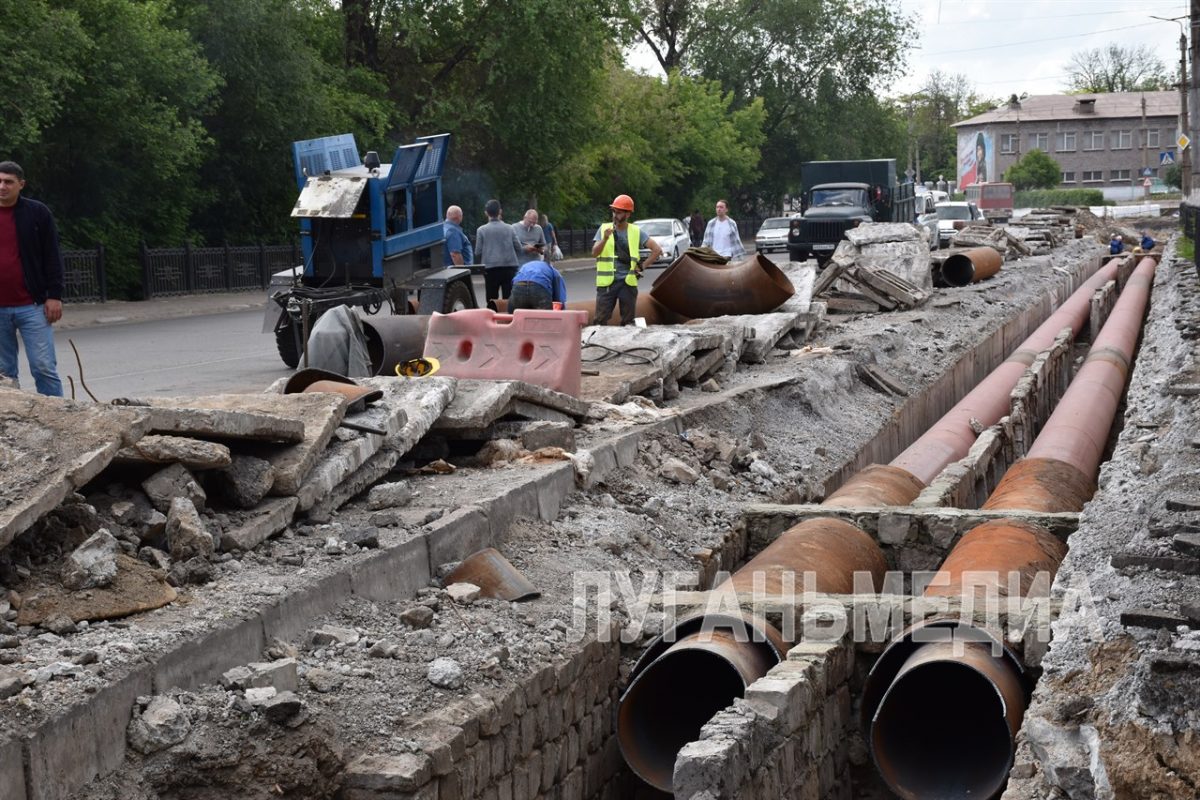 В Алчевске продолжается замена участка теплосети по улице Горького