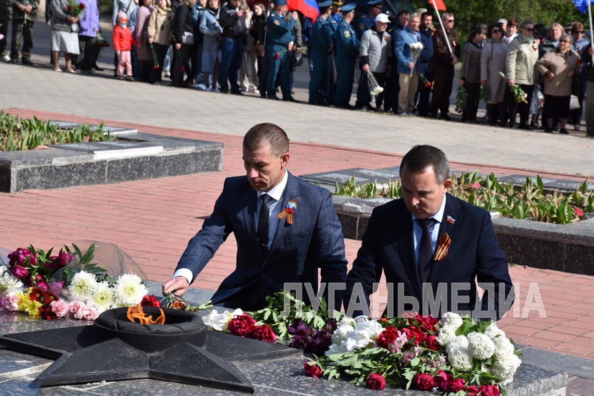 В Первомайске состоялась церемония возложения цветов и венков к Братской могиле Советских воинов и стеле…