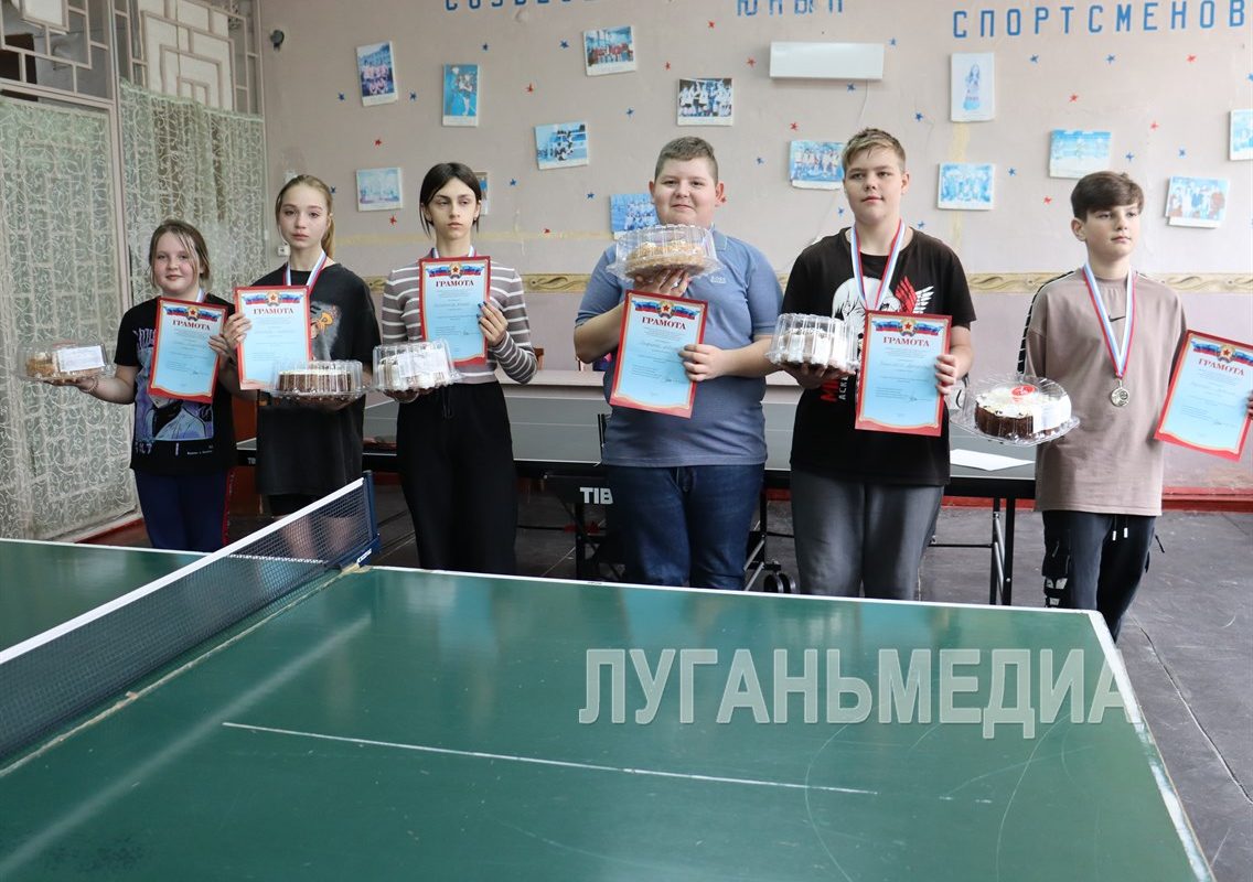 В Свердловске прошел турнир по настольному теннису среди юношей и девушек