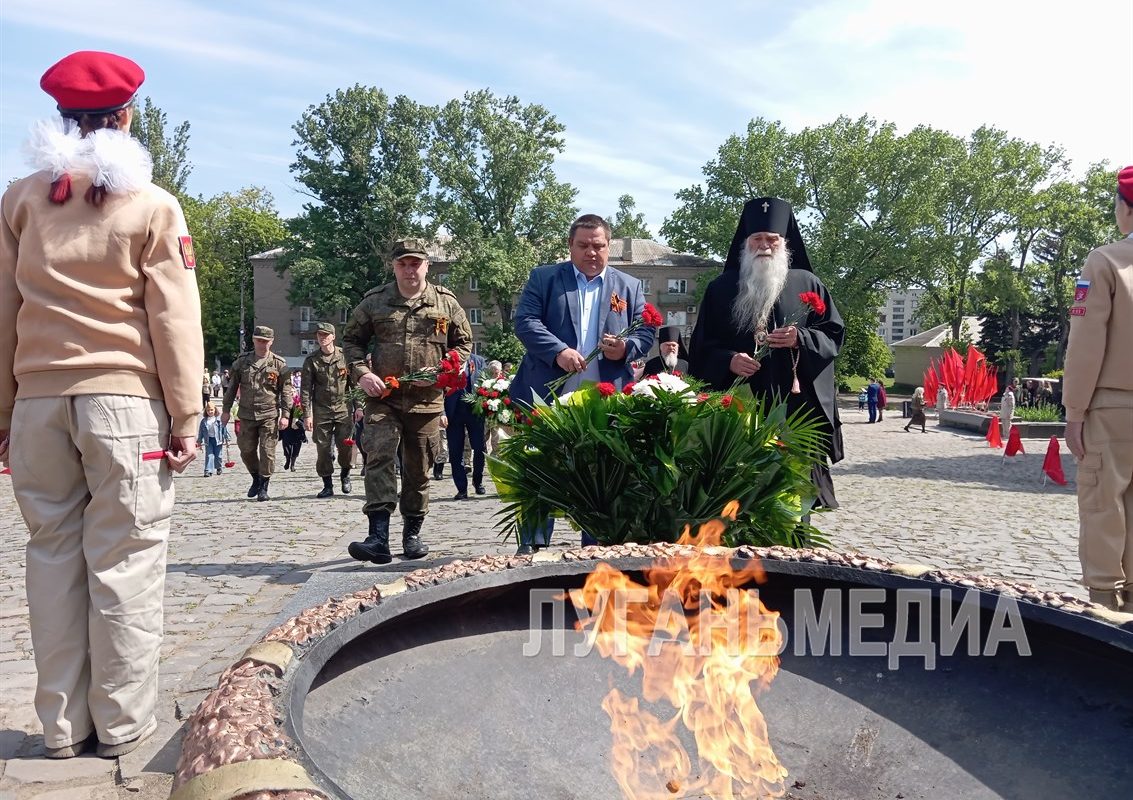 В Ровеньках у Мемориального комплекса «Слава» состоялась акция возложения цветов