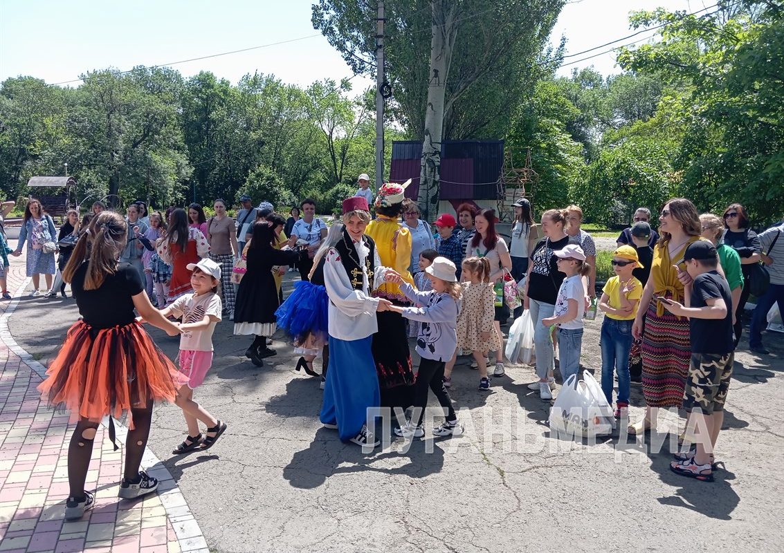 В Ровеньках малышам вручили подарки к Дню защиты детей