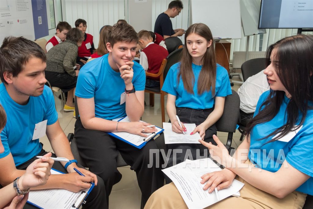 В Луганске состоялся второй тур семейной интеллектуальной игры – викторины «Сила семьи – сила традиций»