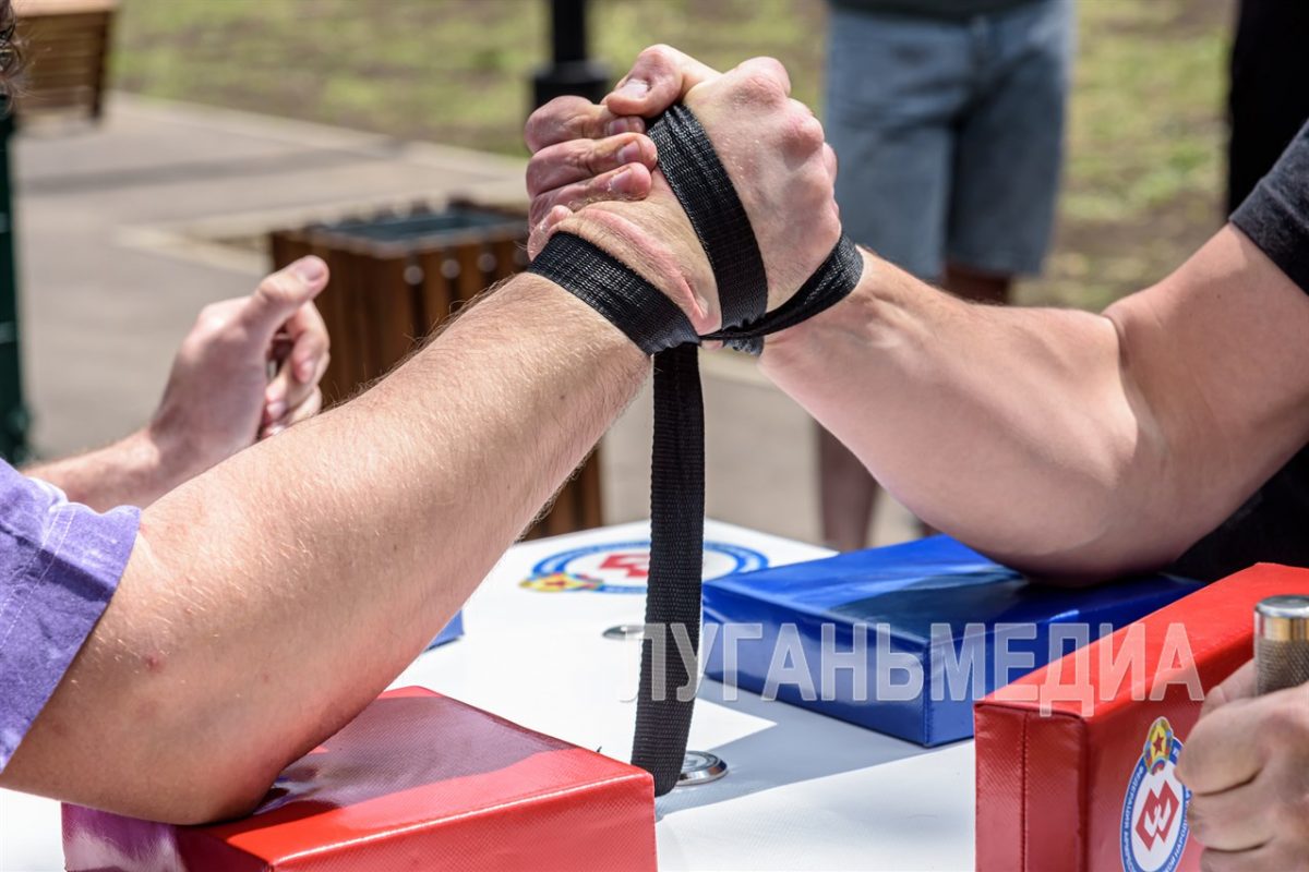 В Луганске прошел «День борьбы» по армрестлингу