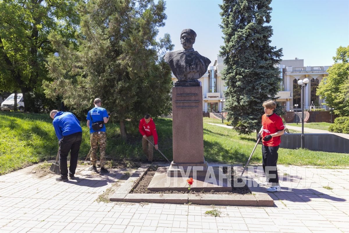 В преддверии Дня Победы волонтеры и активисты провели субботники на местах захоронения советских воинов