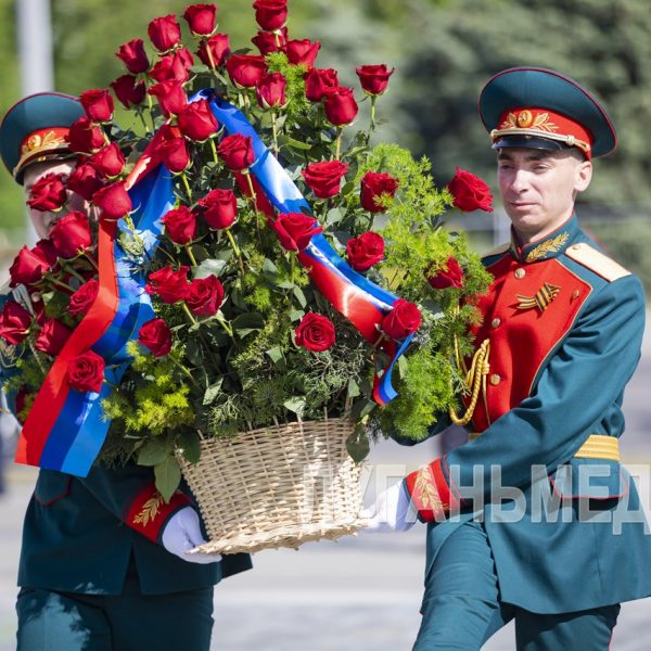 Руководители республики и города возложили цветы к Пилону Славы в Луганске