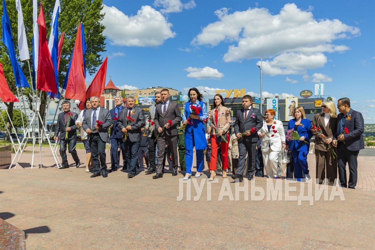 В День Республики в Луганске возложили цветы к памятным местам