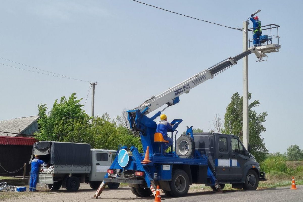 Волгоградские электрики сделали освещение на 7 улицах Станицы Луганской 