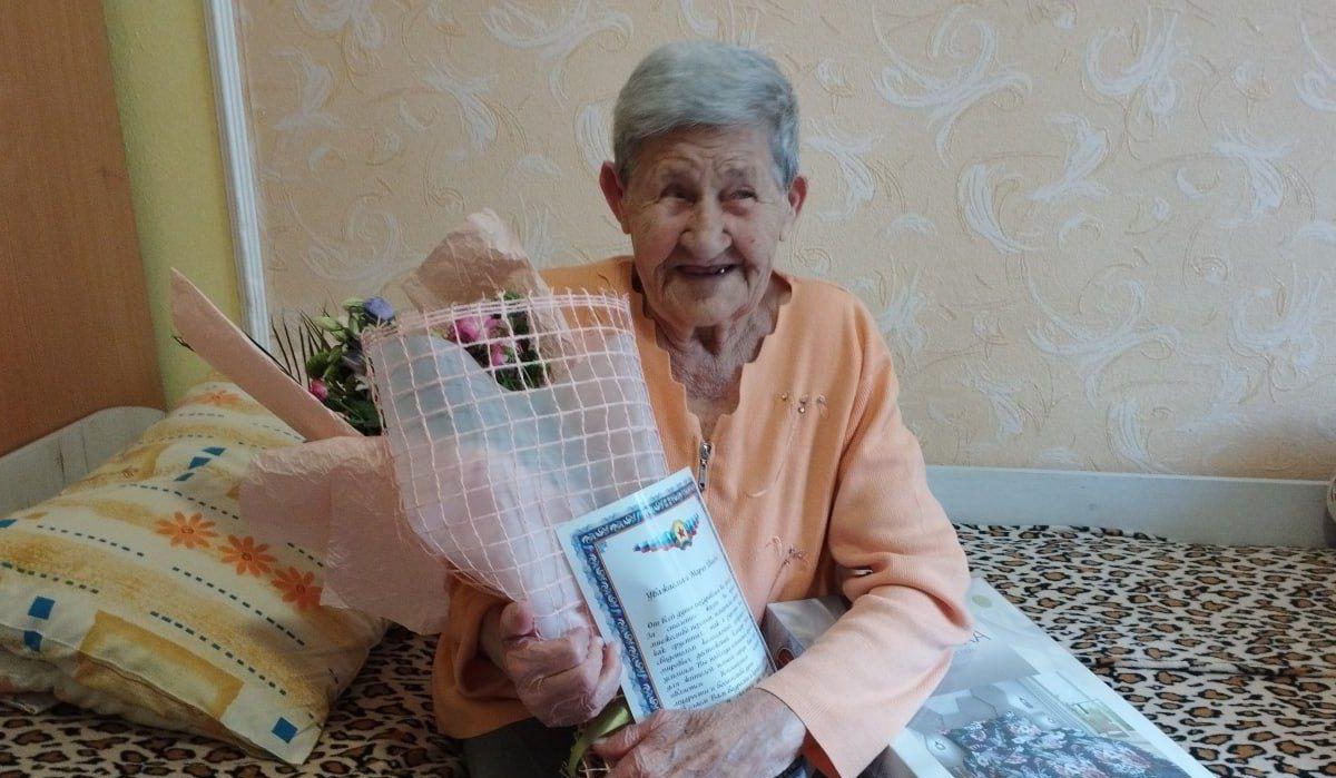 Администрация Лисичанска поздравила ветерана со 100-летним юбилеем 