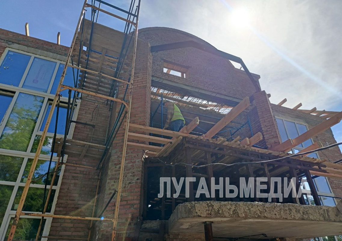 Капитальный ремонт Антрацитовского Дворца торжественного бракосочетания продолжается