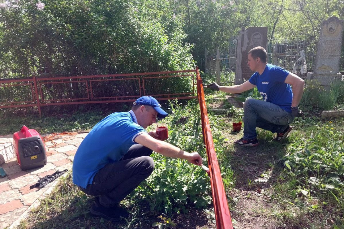 Кировчане облагораживают территорию памятных мест города и поселков в память о героях ВОВ