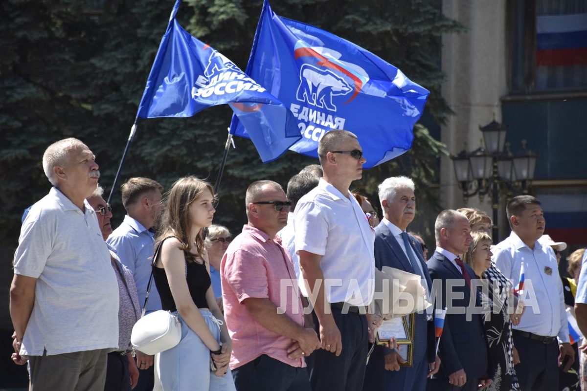 В Антрацитовском муниципальном округе на площади Мира прошло торжественное мероприятие  «С любовью  и верой в…