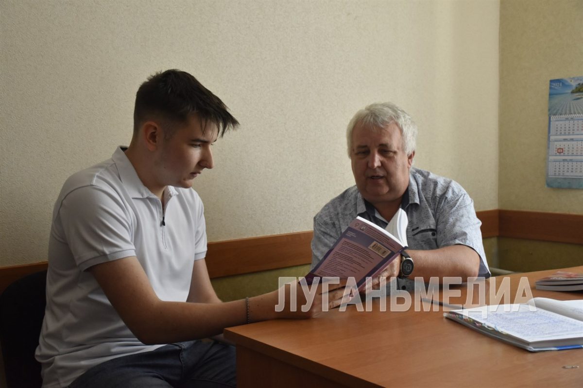 Выпускник Антрацитовской основной школы № 1-лицея им. Олега Кошевого Иван Маковецкий сдал ЕГЭ по профильной…