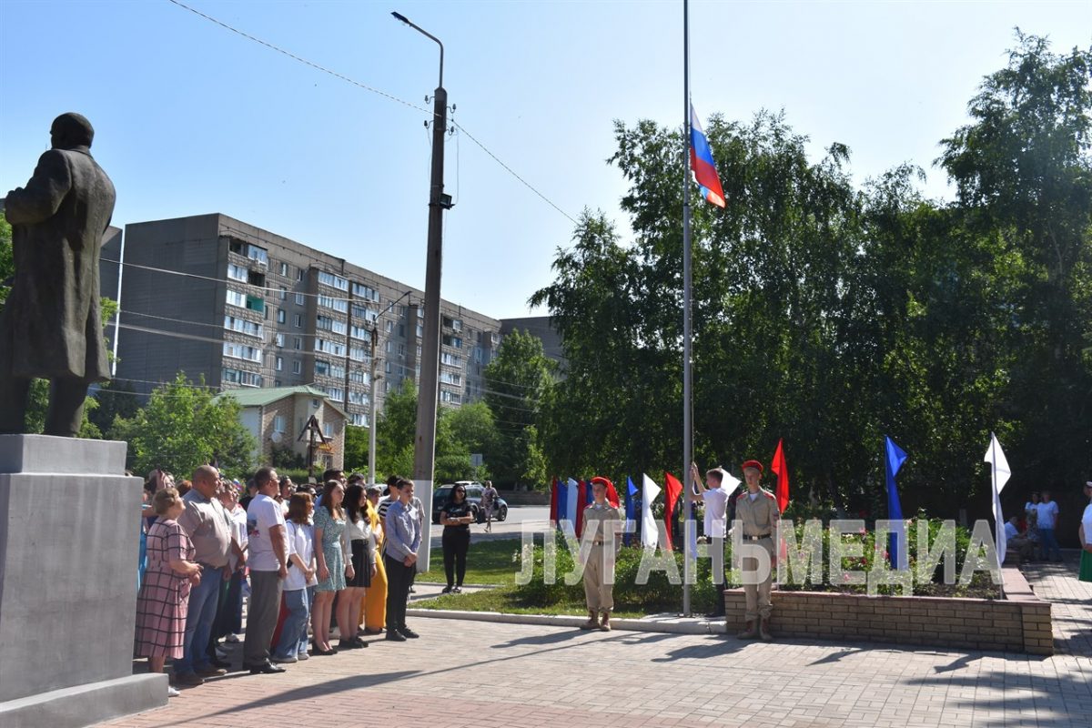 В Перевальске подняли флаг Российской Федерации