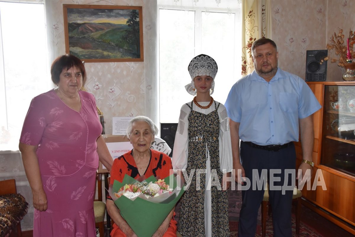 Долгожительницу из поселка Белое поздравили с 95-летием