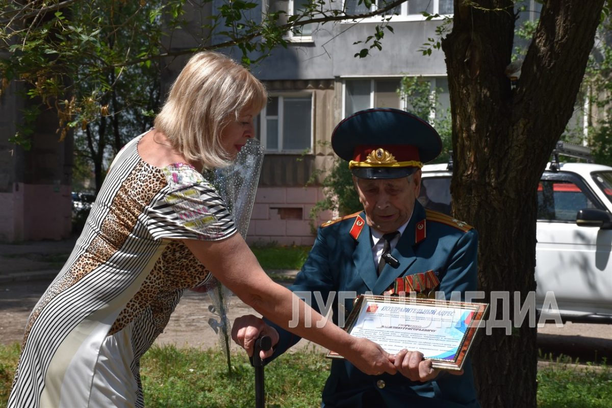 В Алчевске поздравили с днем рождения ветерана ВОВ Василия Тимченко