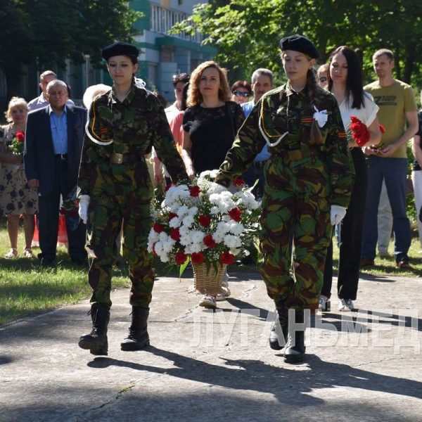 В Лутугино в День памяти и скорби горожане возложили цветы к вечному огню