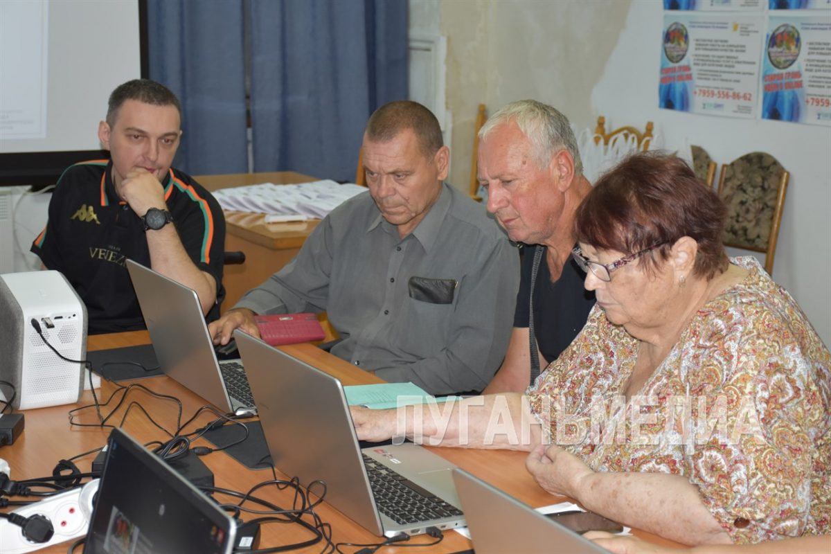 Социальный проект в Красном Луче «Стирая грань, идем в онлайн»